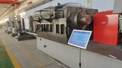 Quattro granulatori di estrusione per la devolabilitazione petrolchimica ZHP330 assemblati presso il parco di attrezzature petrolchimiche di Lanzhou.